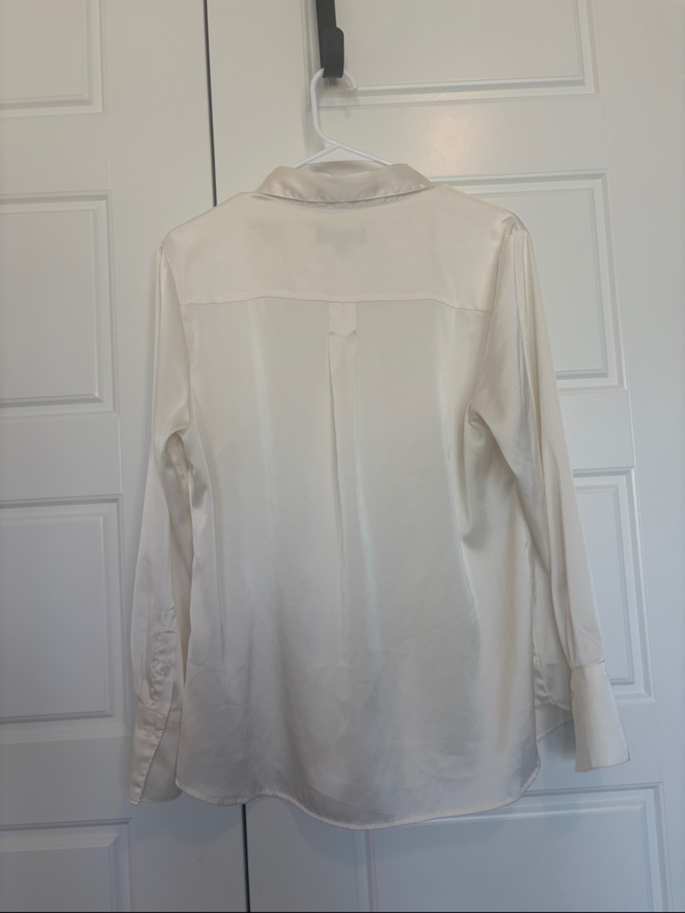 Banana Republic Silk-Look Ivory Button-Up long sleeve Blouse Large - Picture 5 of 5